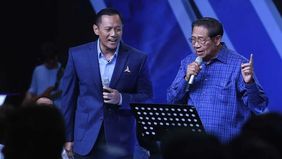 Sebuah unggahan di Facebook menampilkan Presiden ke-6 Republik Indonesia Susilo Bambang Yudhoyono (SBY) yang berdiri di depan mikrofon dengan latar belakang bendera Merah Putih dan logo The Yudhoyono Institute.