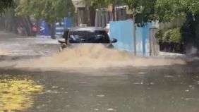 Banjir setinggi sekitar 40 sentimeter menghambat aktivitas warga di ruas Jalan Bujana Tirta, Kelurahan Pisangan Timur, Kecamatan Pulogadung, Jakarta Timur, pada Kamis pagi, 29 Januari 2026. Genangan air tersebut muncul setelah hujan deras mengguyur w