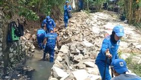 Petugas gabungan melakukan penanganan awal atas ambruknya tembok pembatas di Jalan Cempaka 1 RT 03/09, Kelurahan Cakung Timur, Kecamatan Cakung, Jakarta Timur, yang terjadi pada Rabu, 28 Januari 2026, pagi.