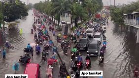 Jalan Daan Mogot-Taman Kota Jakarta Barat terendam banjir pagi ini, Polda Metro Jaya imbau pengendara untuk tetap berhati-hati.