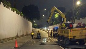 Dinas Bina Marga DKI Jakarta menyebut hingga kini belum ada jenis aspal yang benar-benar mampu bertahan terhadap hujan, genangan air, serta beban kendaraan yang melintas di jalanan Ibu Kota.