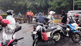 Puluhan sepeda motor mengalami mogok mesin setelah nekat menerobos banjir yang menggenangi Jalan DI Panjaitan, Jatinegara, Jakarta Timur, pada Kamis pagi. 