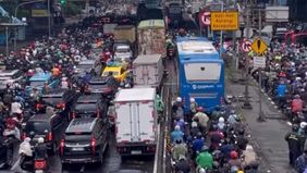  Banjir kembali melanda Jalan Daan Mogot, Cengkareng, Jakarta Barat, pada Kamis (29/1/2026) pagi. Genangan air setinggi 20 hingga 30 sentimeter menghambat arus lalu lintas dan memicu kemacetan panjang di salah satu jalur utama penghubung Jakarta Bara