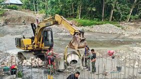 Personel TNI terus membangun dan memperbaiki jembatan di sejumlah titik di Sumatra Utara. Pembangunan ini dikejar sebagai upaya pemulihan konektivitas masyarakat terdampak bencana.