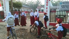  Suasana berbeda tampak di Sekolah Dasar Negeri (SDN) 101305 Bandar Tarutung, Kecamatan Angkola Sangkunur, Kabupaten Tapanuli Selatan, Sumatera Utara.