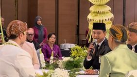 Sebuah video prosesi pernikahan sukses menarik perhatian warganet. Pasalnya, seorang penghulu tampil tidak biasa dengan memimpin jalannya akad nikah menggunakan tiga bahasa sekaligus, yakni Bahasa Jerman, Inggris, dan Indonesia.
