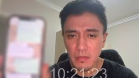 Enrico Tambunan adik dadi Denada bantah soal keterangan pihak Ressa yang menyebut digaji kecil saat jadi sopir dan disuruh tinggal di gudang rumah.