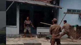 Korban dibacok oleh ODGJ tersebut ketika proses evakuasi berlangsung.