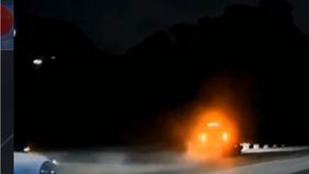 Kendaraan 1 (JETOUR) berjalan di bahu kiri, kemudian datang kendaraan 2 (BMW) dari lajur 2 hendak menyalip dari bahu kiri, lanjut menabrak bagian kanan kendaraan 1 yang mengakibatkan kendaraan 1 terpental ke kiri menabrak guardriil lanjut terbakar