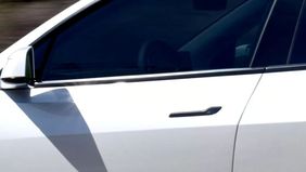 Desain Gagang Pintu Elektronik Mobil Listrik Pertama Kali dipopulerkan Tesla Model S.
