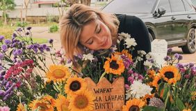 Awkarik terlihat berziarah ke makam Lula Lahfah usai pulang dari Melbourne, dan menyesali keputusan Lula yang tak ikut dengannya ke Australia.