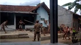 Upaya evakuasi seorang orang dengan gangguan jiwa (ODGJ) di Kecamatan Alian, Kabupaten Kebumen, berakhir tragis bagi seorang anggota Satuan Polisi Pamong Praja (Satpol PP). Personel Satpol PP berinisial AA meninggal dunia setelah dibacok oleh ODGJ ya