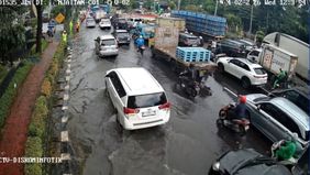 Banjir kembali mengguyur kota Jakarta pada Selasa pagi hingga siang ini, dan menggenang sejumlah ruas jalan diantaranya jalan DI Panjaitan dan Pasar Warung Buncit, Jakarta Selatan.