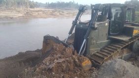 Bencana banjir yang melanda Aceh pada akhir November 2025 lalu membuat aliran sungai berbelok dan melebar. Untuk mengembalikan lagi aliran, anggota TNI Angkatan Darat melakukan pemindahan aliran sungai.