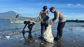 Ratusan personel Kepolisian Daerah Bali bersama jajaran Polres melaksanakan aksi bersih-bersih sampah di sejumlah pantai sebagai tindak lanjut atas arahan Presiden Republik Indonesia Prabowo Subianto terkait kebersihan kawasan wisata di Bali.
