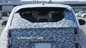 Foto mata-mata yang beredar di dunia maya memperlihatkan gambaran awal tampilan Honda HR-V model tahun 2027. Kendaraan tersebut tertangkap kamera saat menjalani uji jalan dengan balutan kamuflase di Jepang, memberikan petunjuk pertama arah desain gen