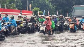Hujan deras selama sekitar 15 menit yang mengguyur wilayah Jakarta Timur menyebabkan banjir dengan ketinggian air mencapai 40&ndash;60 sentimeter di Jalan DI Panjaitan, Jatinegara, Rabu, 4 Februari 2026.