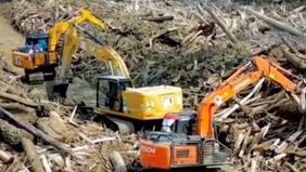 Tumpukan kayu yang mengepung sebuah masjid di Lubuk Sidup, Kecamatan Sekerak, Aceh Tamiang sudah sirna pascabencana banjir akhir November 2025 lalu. Prajurit TNI membersihkan kayu-kayu itu siang dan malam.