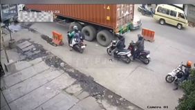 Insiden ini menjadi pengingat keras akan pentingnya kehati-hatian dan keselamatan berkendara, terutama di jalur padat kendaraan.