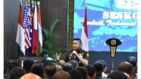 Sekretariat Kabinet Letkol TNI Teddy Indra Wijaya tengah menjalani pendidikan reguler di Seskoad sekaligus studi S3 di ITB.