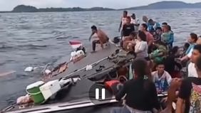 Theodore mengatakan, perahu diduga mengalami patah pada bagian dek akibat kelebihan penumpang. Sehingga, kapal kehilangan keseimbangan dan sempat terbalik di perairan.