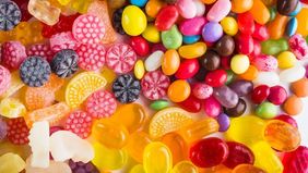 Tiga kru kabin British Airways harus menjalani perawatan medis setelah mengonsumsi permen tidak biasa yang diberikan oleh seorang penumpang