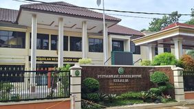 Ketua Pengadilan Tinggi Bandung Hery Supriyono memastikan terdapat tiga orang dari lingkungan Pengadilan Negeri (PN) Depok, Jawa Barat, yang diamankan Komisi Pemberantasan Korupsi (KPK) dalam operasi tangkap tangan (OTT). 