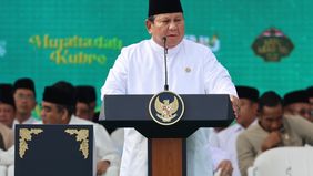 Lautan manusia memenuhi Stadion Gajayana, Jawa Timur, Minggu (8/2). Lebih dari 100 ribu warga Nahdlatul Ulama berdiri serempak menyambut kehadiran Presiden RI Prabowo Subianto dalam acara Mujahadah Kubro Satu Abad NU pagi ini.
