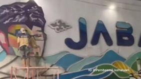 Bekas pencopotan tampak jelas dari permukaan tembok yang tidak rata, bercak lem, warna yang memudar, hingga sisa kabel dan titik pengait yang masih menonjol.