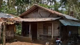 Sebab banyak tukang bangunan yang puluhan tahun mendirikan rumah kokoh untuk orang lain, namun justru tinggal di hunian yang kurang layak