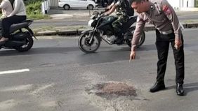 Sang suami selamat dengan hanya mengalami luka ringan.