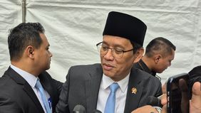 Menteri Keuangan (Menkeu) Purbaya Yudhi Sadewa memberikan selamat kepada Thomas Djiwandono yang baru dilantik oleh Mahkamah Agung (MA) menjadi Deputi Gubernur Bank Indonesia pada Senin 9 Februari 2026.
