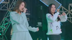 Keduanya sukses membawakan lagu Antara Kau, Dia dan Aku.