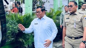 Gubernur DKI Jakarta, Pramono Anung meninjau langsung Puskesmas Pembantu Serdang, Jakarta Pusat, pada Selasa 10 Februari 2026. 