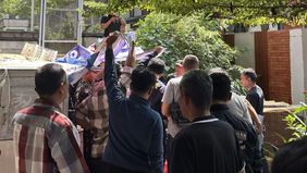 Seorang pelajar berusia 17 tahun berinisial MR dilaporkan meninggal dunia setelah terjun dari Flyover Pasupati atau Jalan Layang Prof. Mochtar Kusumaatmadja, Kota Bandung, pada Selasa pagi. Peristiwa tersebut sontak mengundang perhatian masyarakat ka