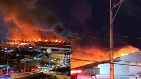 Kebakaran terjadi di kawasan Pasar Akhir Pekan Chatuchak, Bangkok, pada Minggu malam, 9 Februari 2026. Insiden tersebut mengakibatkan puluhan unit kios mengalami kerusakan.