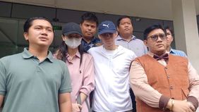 Darwin (32), korban dugaan penganiayaan di kawasan Kapuk, Cengkareng, Jakarta Barat, bersama istrinya, Angel, mendatangi Polres Metro Jakarta Barat pada Rabu, 11 Februari 2026