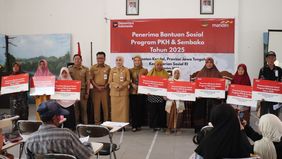 Pencapaian tersebut mencerminkan dampak positif kebijakan perlindungan sosial yang dijalankan pemerintah secara konsisten, termasuk melalui berbagai program bantuan sosial (bansos) yang ditujukan untuk menjaga daya beli dan meningkatkan kesejahteraan