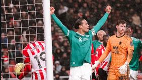 Menjelang akhir babak pertama, Sunderland menciptakan peluang melalui Brian Brobbey.