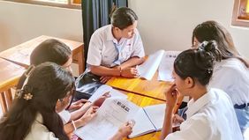 Surat seorang siswi SMA Negeri 3 Kalabahi, Kabupaten Alor, Nusa Tenggara Timur (NTT), menggambarkan betapa sulitnya mendapatkan fasilitas pendidikan yang aman dan nyaman di daerah. 