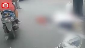 Korban tergeletak bersimbah darah. Polisi meminta keterangan sejumlah saksi.
