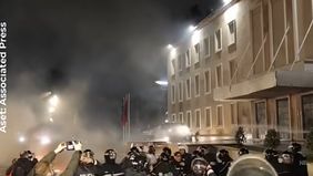 Aksi unjuk rasa anti-pemerintah di pusat kota Tirana, Albania, diwarnai kericuhan.