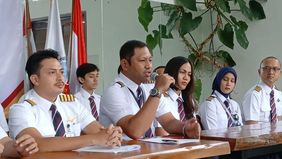 Jenazah pilot pesawat Smart Air, Capt. Enggon, dan kopilot Capt. Baskoro, korban penembakan oleh kelompok kriminal bersenjata (KKB) di Lapangan Terbang Korowai, Papua Selatan, diterbangkan ke Jakarta pada Kamis, 12 Februari 2026.