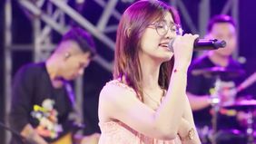 Leona Zhen memiliki suara yang khas membawakan lagu bergenre reggae.