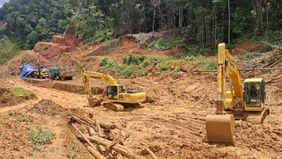 Sebanyak 103 kendaraan berbagai jenis terjebak di ruas Jalan Trans Papua Jayapura&ndash;Wamena akibat longsor yang melanda wilayah tersebut setelah curah hujan tinggi.