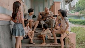 Film ini menjadi kolaborasi perdana Netflix dengan sutradara Sim F. serta rumah produksi Buddy Buddy Pictures, yang sebelumnya dikenal melalui film Susi Susanti - Love All.