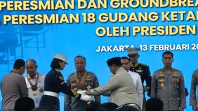 Presiden RI Prabowo Subianto menganugerahkan tanda kehormatan kepada sejumlah pejabat negara dalam agenda Groundbreaking 1.179 Satuan Pelayanan Pemenuhan Gizi (SPPG) yang digelar di Jakarta, Jumat, 13 Februari 2026.