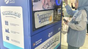 Mesin daur ulang BRI, yang dikenal sebagai Reverse Vending Machine (RVM) melalui program BRI Peduli - Yok Kita Gas merupakan mesin pintar untuk menukarkan botol plastik bekas menjadi saldo e-wallet (Plastikpay).