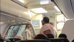 Keterlambatan hampir lima jam pada penerbangan Super Air Jet rute Denpasar memicu kemarahan para penumpang. Mereka mengaku tidak mendapatkan penjelasan memadai selama berada di dalam pesawat, yang seharusnya berangkat sekitar pukul 01.00 WIB namun ba