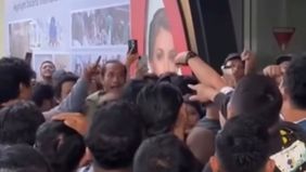 Suasana antrean pembelian emas batangan Antam di ajang Jakarta International Jewellery Fair (JIJF) 2026 mendadak ricuh pada Sabtu pagi 14 Februari 2026.